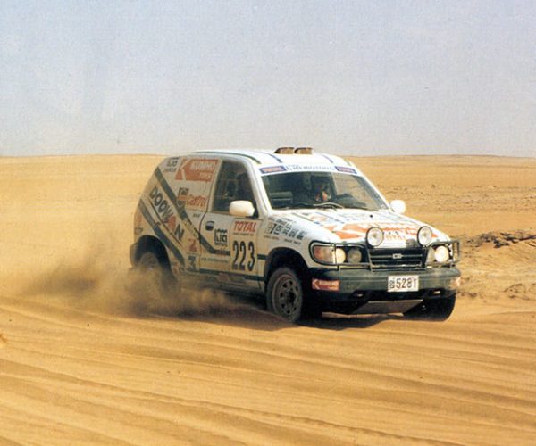 1993-the-sportage-completes-the-1993-paris-dakar-rally