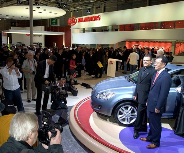 2006-the-ceed-kias-strategic-model-for-europe-is-unveiled-at-paris-motor-show